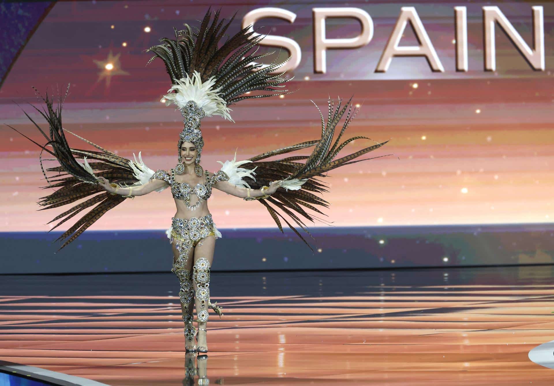 La representante de España, Andrea Valero, compite en la competencia de traje nacional de Miss Universo 2025 en el Impact Challenger Hall de la provincia de Nonthaburi, en las afueras de Bangkok, Tailandia. EFE/ Rungroj Yongrit