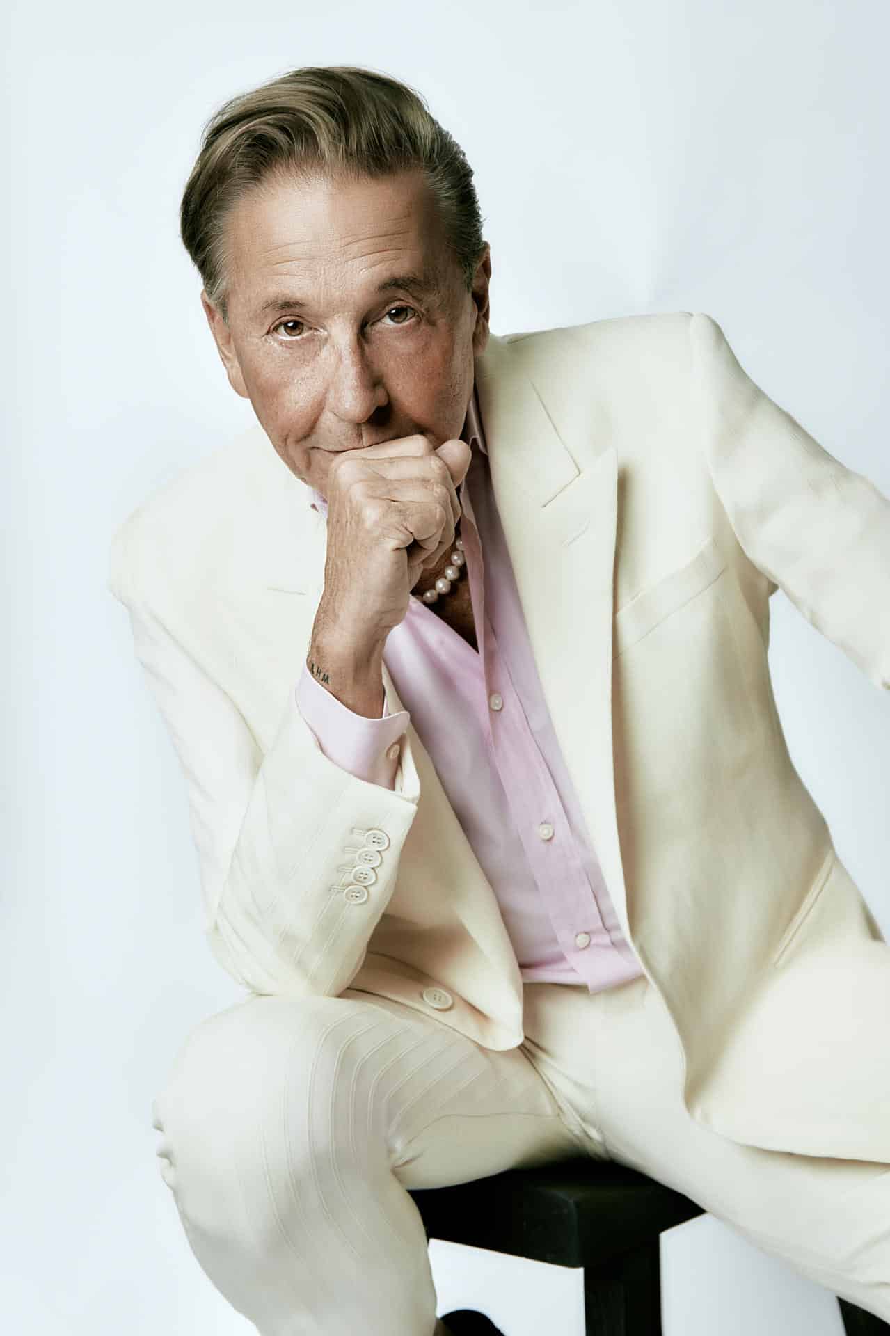 Fotografía cedida por Fenix Entertainment donde aparece el cantautor venezolano-argentino Ricardo Montaner quien anunció este lunes su vuelta a los escenarios con la gira 'El último regreso World Tour 2026', que comenzará el 21 de febrero en Buenos Aires y recorrerá más de veinte ciudades de América y Europa. EFE/Fenix Entertainment /SOLO USO EDITORIAL /NO VENTAS /SOLO DISPONIBLE PARA ILUSTRAR LA NOTICIA QUE ACOMPAÑA /CRÉDITO OBLIGATORIO