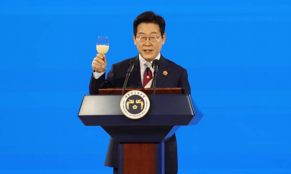 El presidente surcoreano, Lee Jae Myung, brinda durante la cena de gala de la cumbre del foro de Cooperación Económica Asia-Pacífico (APEC) en el hotel Lahan Select en la ciudad de Gyeongju, al sureste de Corea del Sur, el 31 de octubre de 2025. EFE/EPA/YONHAP SOUTH KOREA OUT
