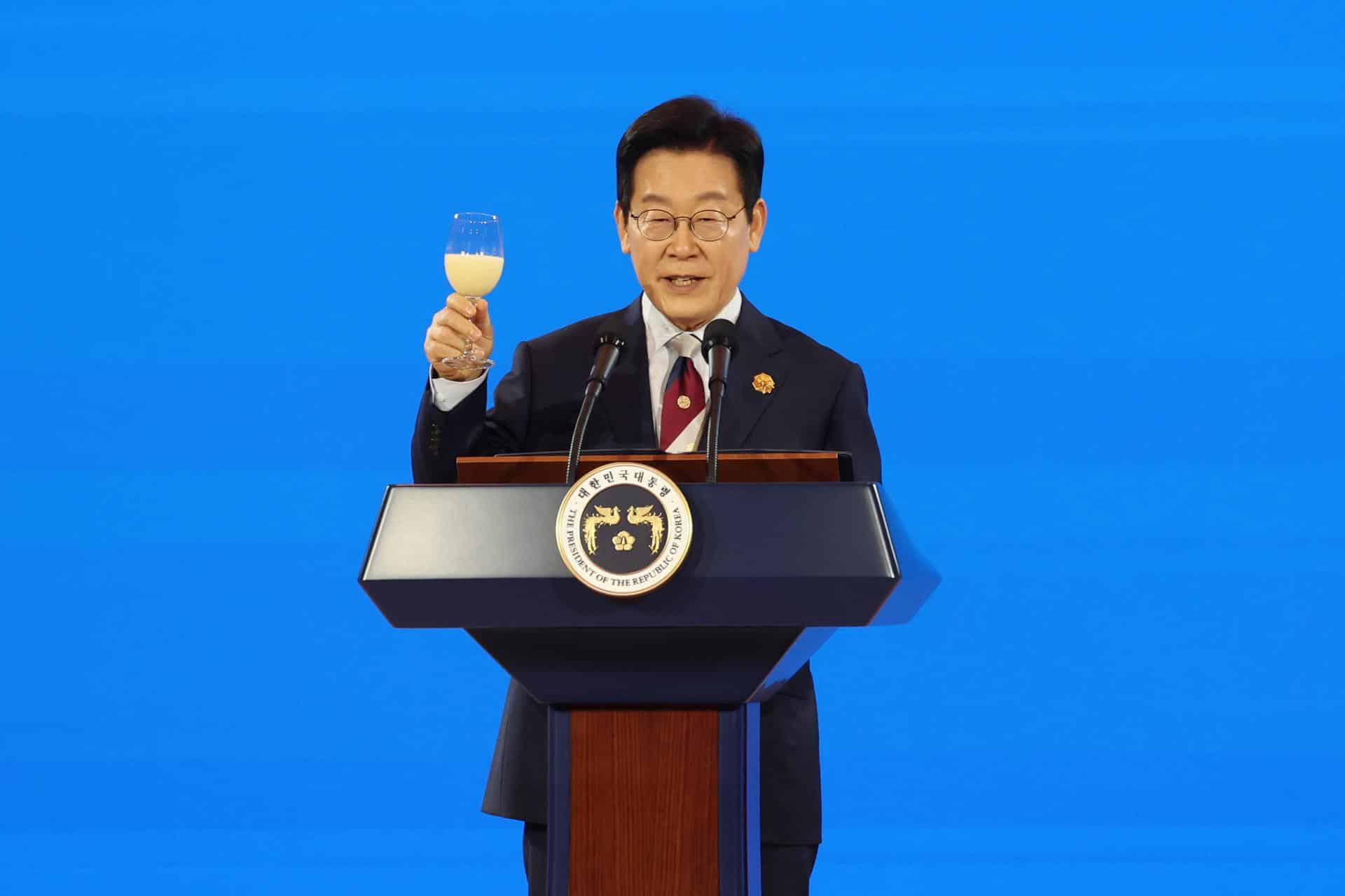 El presidente surcoreano, Lee Jae Myung, brinda durante la cena de gala de la cumbre del foro de Cooperación Económica Asia-Pacífico (APEC) en el hotel Lahan Select en la ciudad de Gyeongju, al sureste de Corea del Sur, el 31 de octubre de 2025. EFE/EPA/YONHAP SOUTH KOREA OUT