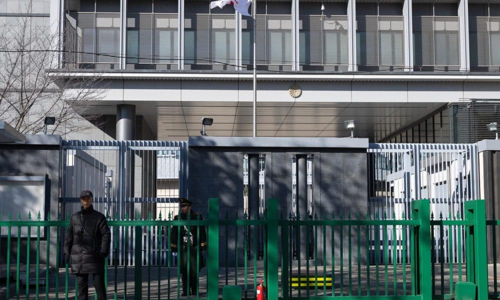 BEIJING (China), 17/11/2025.- Members of security guard the Japanese Embassy in Beijing, China, 17 November 2025. Japanese stocks related to tourism and retail fell on 17 November after China's Embassy in Japan on 14 November warned its citizens against traveling to Japan as tensions persist after Prime Minister Sanae Takaichi's recent comments on Taiwan. EFE/EPA/JESSICA LEE