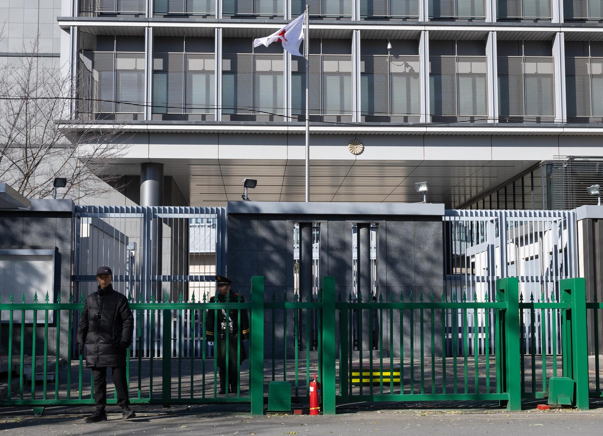 BEIJING (China), 17/11/2025.- Members of security guard the Japanese Embassy in Beijing, China, 17 November 2025. Japanese stocks related to tourism and retail fell on 17 November after China's Embassy in Japan on 14 November warned its citizens against traveling to Japan as tensions persist after Prime Minister Sanae Takaichi's recent comments on Taiwan. EFE/EPA/JESSICA LEE
