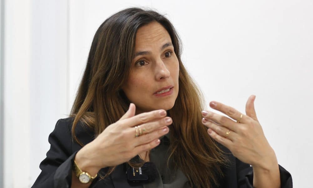 Fotografía del 16 de octubre de 2025 de la investigadora Helena Urán Bidegain hablando durante una entrevista con EFE, en Bogotá (Colombia). EFE/ Mauricio Dueñas Castañeda