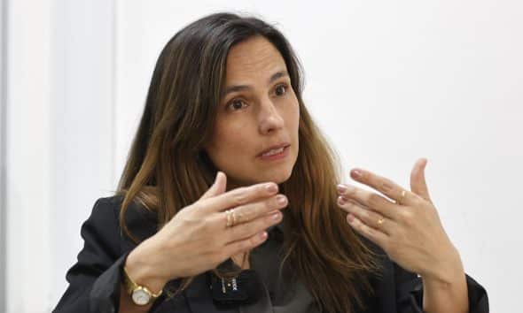 Fotografía del 16 de octubre de 2025 de la investigadora Helena Urán Bidegain hablando durante una entrevista con EFE, en Bogotá (Colombia). EFE/ Mauricio Dueñas Castañeda