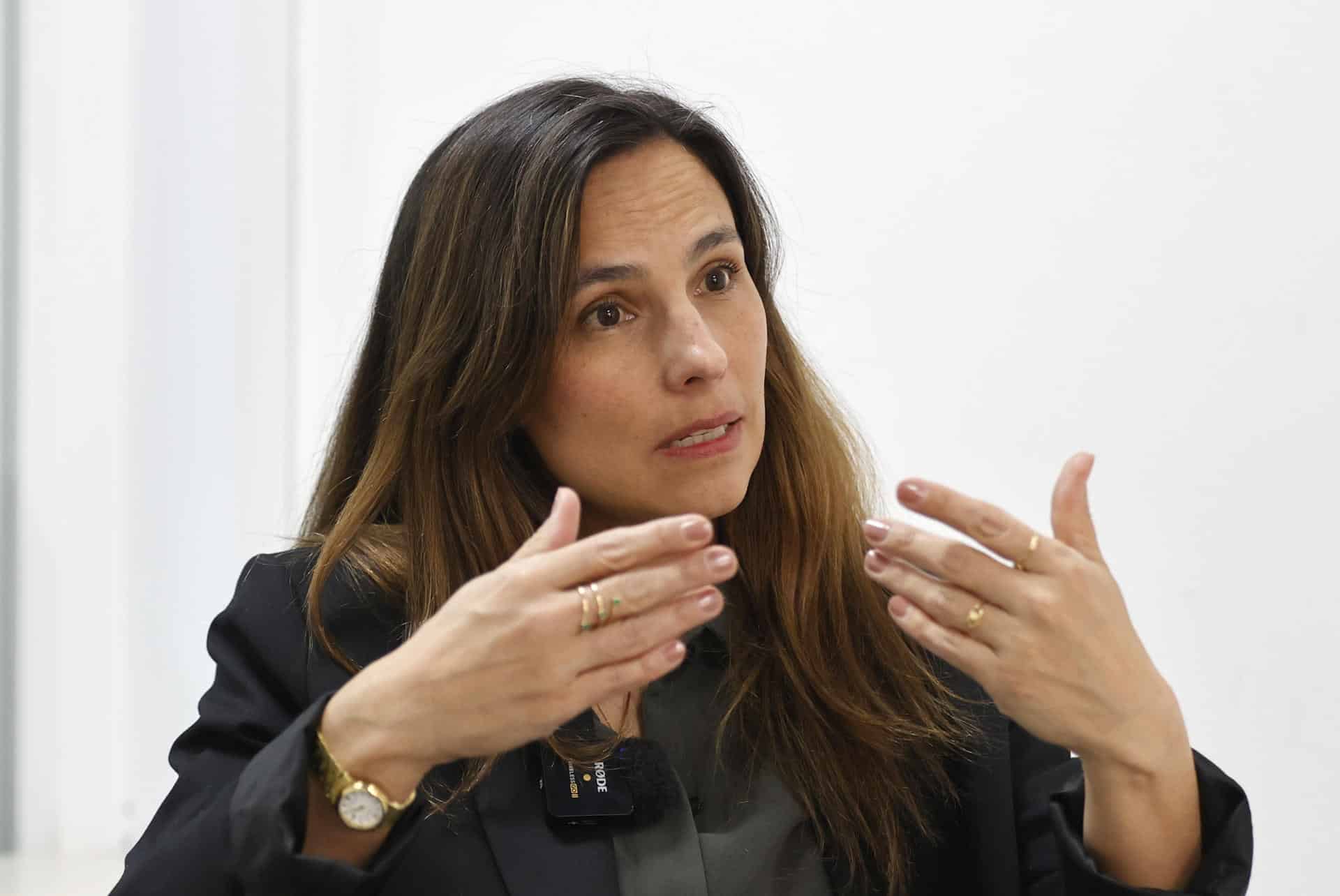 Fotografía del 16 de octubre de 2025 de la investigadora Helena Urán Bidegain hablando durante una entrevista con EFE, en Bogotá (Colombia). EFE/ Mauricio Dueñas Castañeda