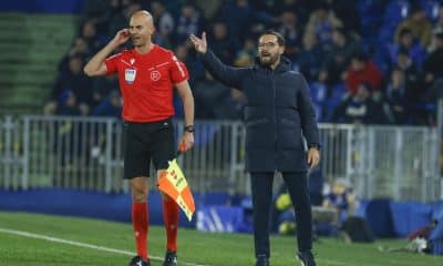 El entrenador del Getafe, José Bordalás (dcha), da instrucciones durante el partido de LaLiga que les enfrenta este viernes al Elche en el Coliseum. EFE/Juanjo Martín