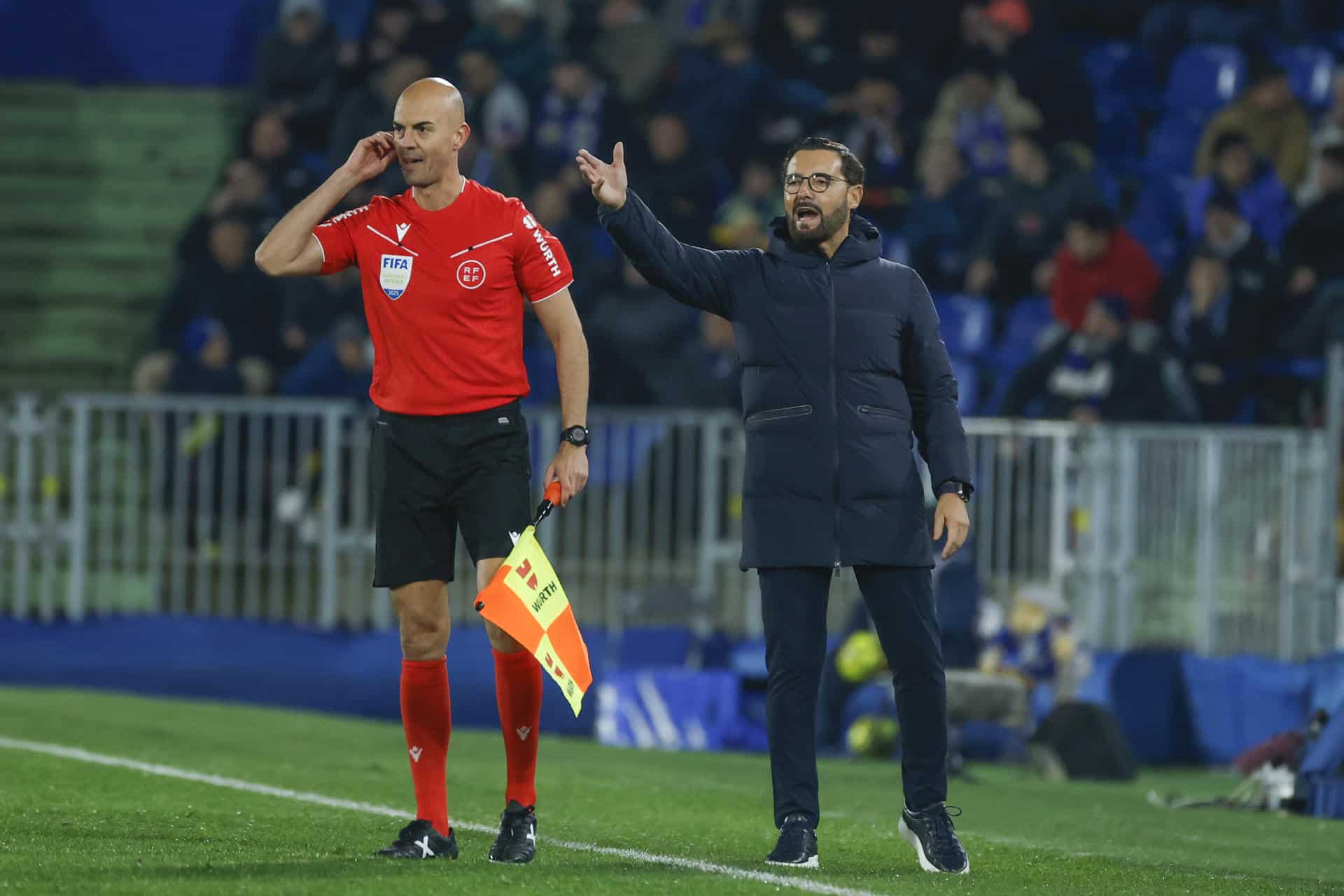 El entrenador del Getafe, José Bordalás (dcha), da instrucciones durante el partido de LaLiga que les enfrenta este viernes al Elche en el Coliseum. EFE/Juanjo Martín