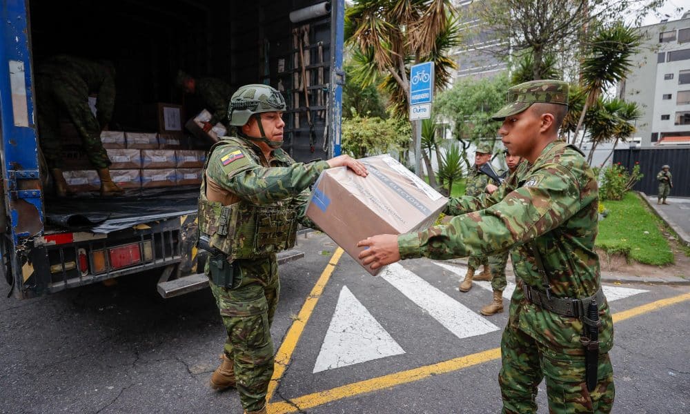Militares ecuatorianos fueron captados este sábado al trasladar material electoral previo al referéndum en Ecuador, en las instalaciones del colegio Benalcázar, en Quito. EFE/José Jácome
