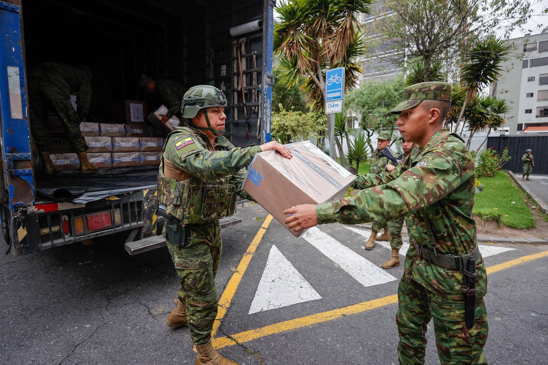 Militares ecuatorianos fueron captados este sábado al trasladar material electoral previo al referéndum en Ecuador, en las instalaciones del colegio Benalcázar, en Quito. EFE/José Jácome