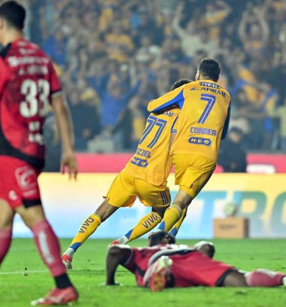Ozziel Herrera (i) y Angel Correa de Tigres celebran la goleada por 5-0 sobre Tijuana que les ha clasificado este sábado en el estadio Universitario de San Nicolás de Los Garza a las semifinales del Torneo Apertura mexicano. EFE/ Miguel Sierra