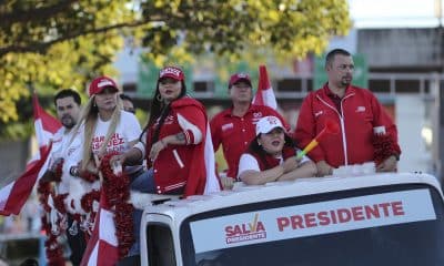 Simpatizantes del candidato a la presidencia de Honduras por el Partido Liberal, Salvador Nasralla, participan en una caravana como parte del cierre de su campaña este sábado, en Tegucigalpa (Honduras). EFE/ Gustavo Amador