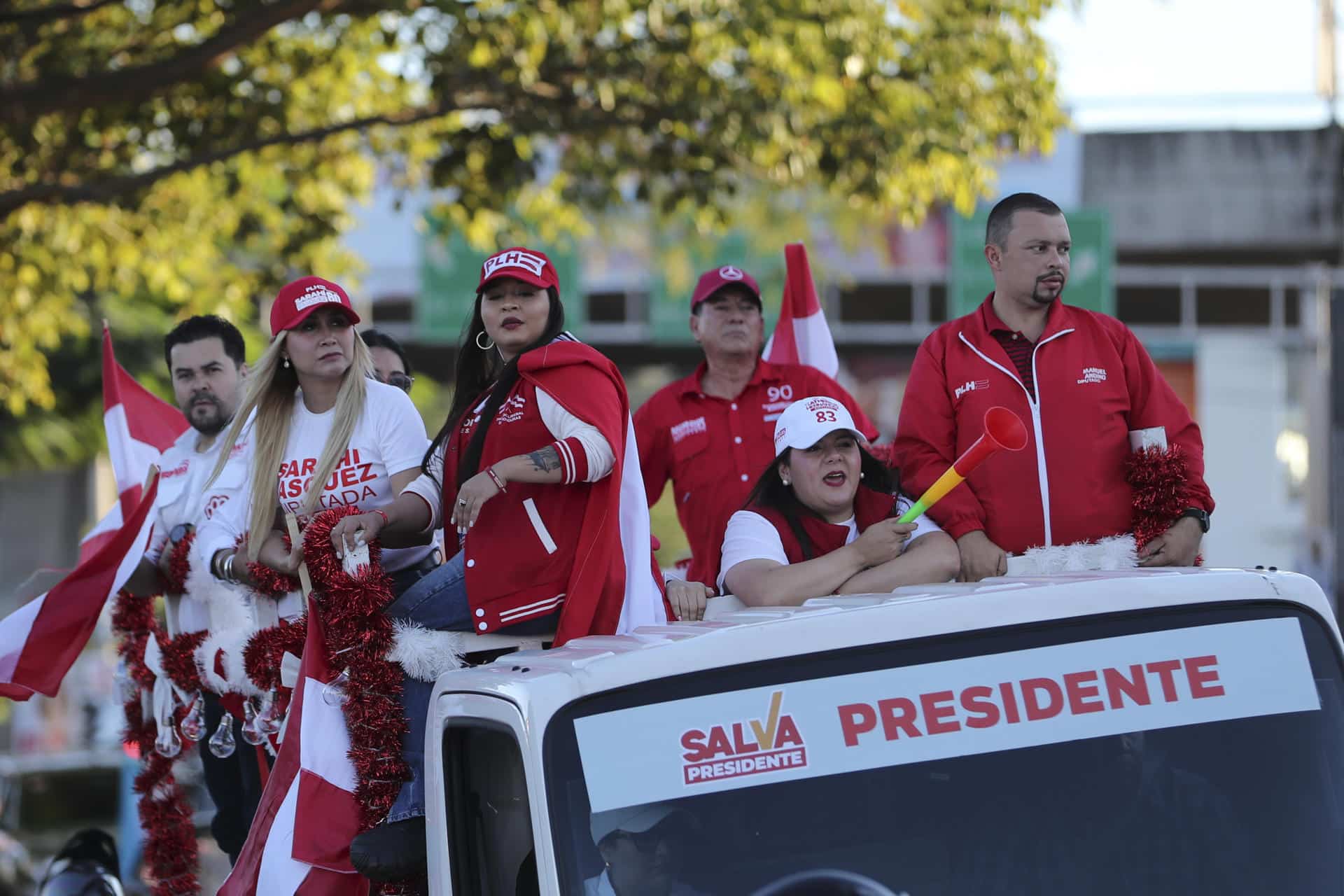 Simpatizantes del candidato a la presidencia de Honduras por el Partido Liberal, Salvador Nasralla, participan en una caravana como parte del cierre de su campaña este sábado, en Tegucigalpa (Honduras). EFE/ Gustavo Amador