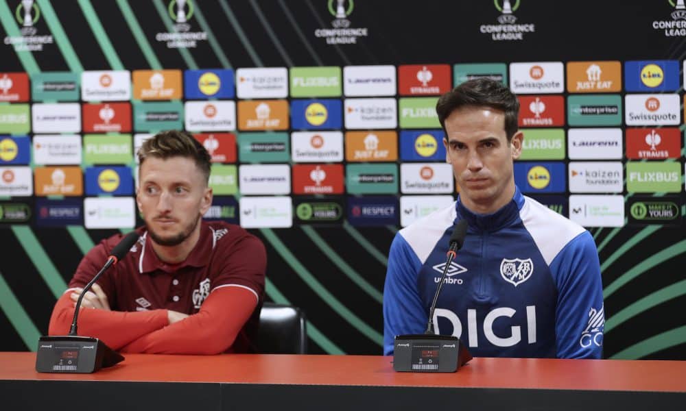 El capitán del Rayo Vallecano, Iván Balliu (i), y el entrenador, Íñigo Pérez, en rueda de prensa. Imagen de archivo. EFE/ Victor Lerena
