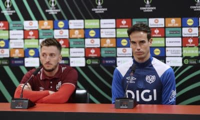 El capitán del Rayo Vallecano, Iván Balliu (i), y el entrenador, Íñigo Pérez, en rueda de prensa. Imagen de archivo. EFE/ Victor Lerena