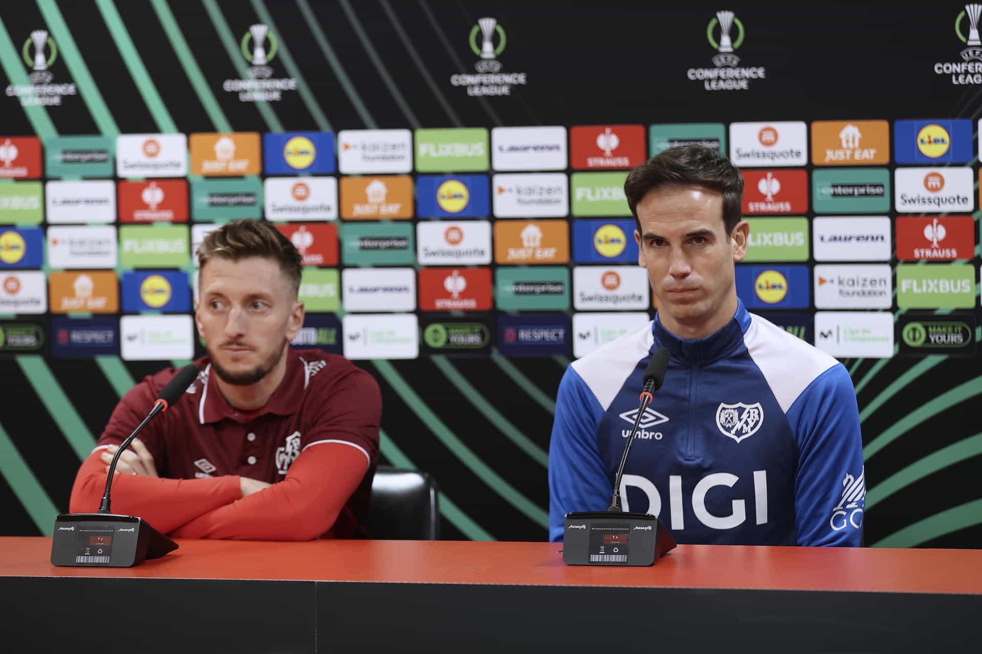 El capitán del Rayo Vallecano, Iván Balliu (i), y el entrenador, Íñigo Pérez, en rueda de prensa. Imagen de archivo. EFE/ Victor Lerena