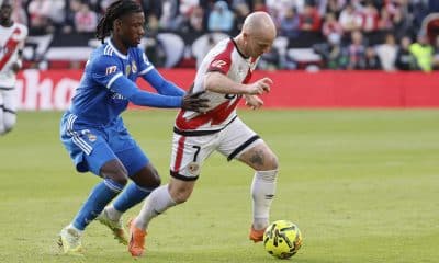 El centrocampista del Rayo Vallecano Isi Palazón (d) pelea un balón ante el centrocampista francés del Real Madrid Eduardo Camavinga durante el partido de la jornada 12 de LaLiga EA Sports que Rayo Vallecano y Real Madrid disputaron en el Estadio de Vallecas, en la capital española. EFE/ Sergio Pérez