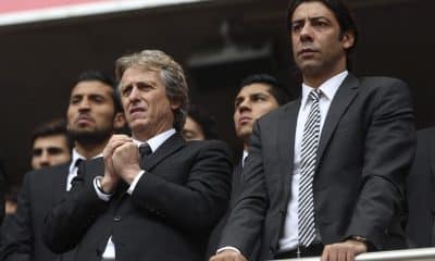 Foto de archivo del exfutbolista Rui Costa (d), reelegido presidente del Benfica, en el palco del Estadio de la Luz. EFE/Tiago Petinga