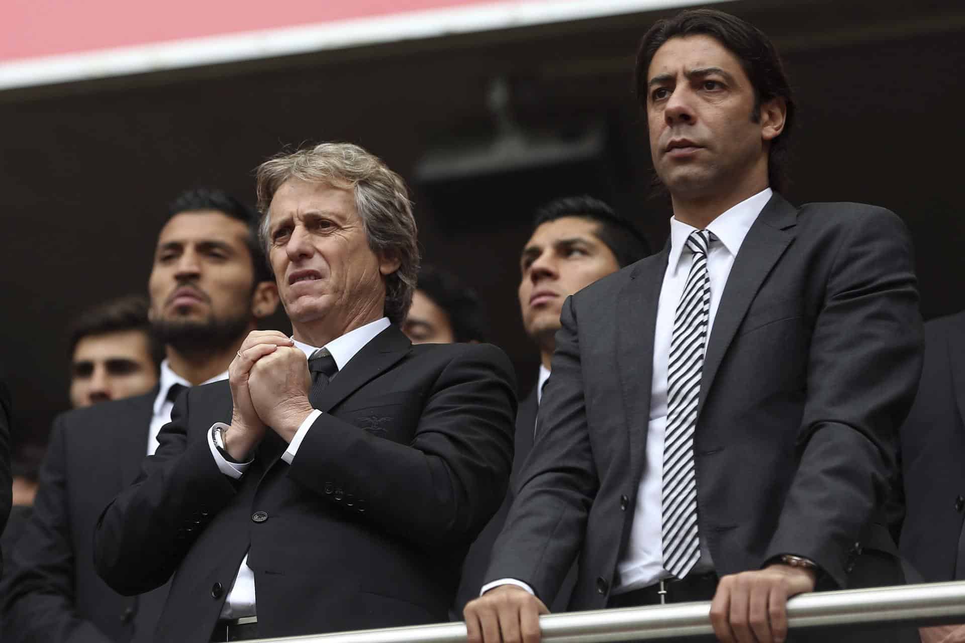 Foto de archivo del exfutbolista Rui Costa (d), reelegido presidente del Benfica, en el palco del Estadio de la Luz. EFE/Tiago Petinga