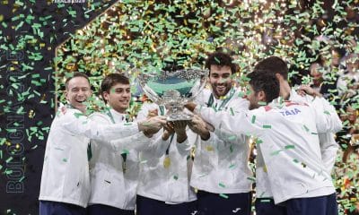 Los jugadores de Italia celebran el título de la Copa Davis en el Fiere Exhibition Centre de Bolonia, Italia. EFE/EPA/ELISABETTA BARACCHI
