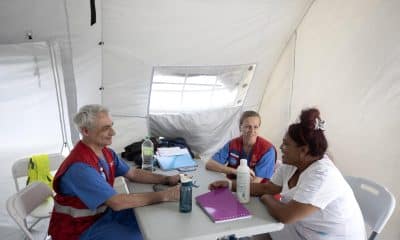 Personal sanitario trabaja en el hospital de campaña español este miércoles, en Falmouth (Jamaica). EFE/ Orlando Barría