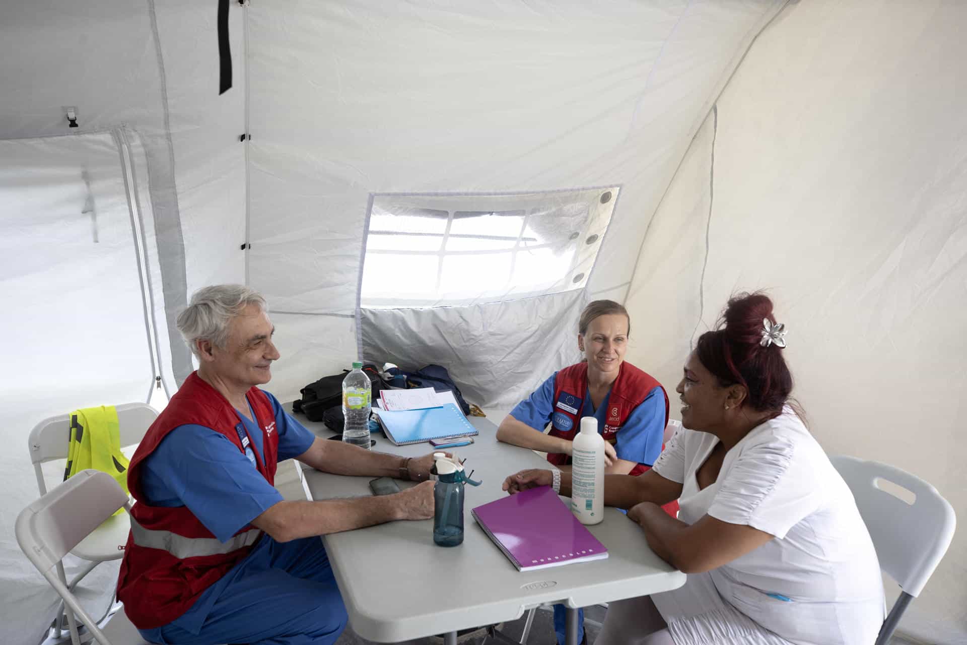 Personal sanitario trabaja en el hospital de campaña español este miércoles, en Falmouth (Jamaica). EFE/ Orlando Barría