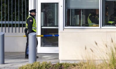 Un guardia de EE.UU camina con la bandera ucraniana frente a la Misión permanente de EE.UU en Ginebra este 23 de noviembre. EFE/EPA/MARTIAL TREZZINI