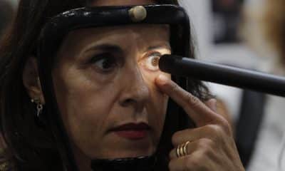 Fotografía de archivo que muestra a una persona durante el 98 Congreso de la Sociedad Española de Oftalmología (SEO) en Pamplona (España). EFE/ Villar López