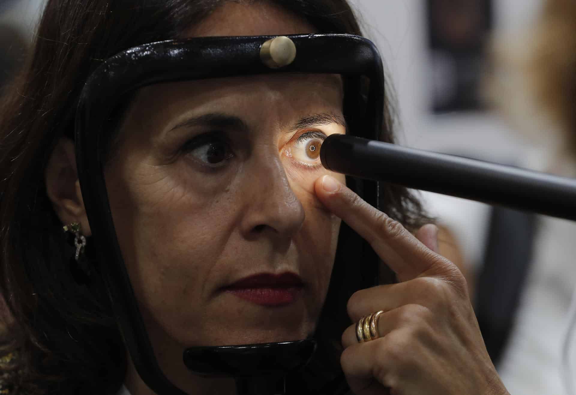 Fotografía de archivo que muestra a una persona durante el 98 Congreso de la Sociedad Española de Oftalmología (SEO) en Pamplona (España). EFE/ Villar López