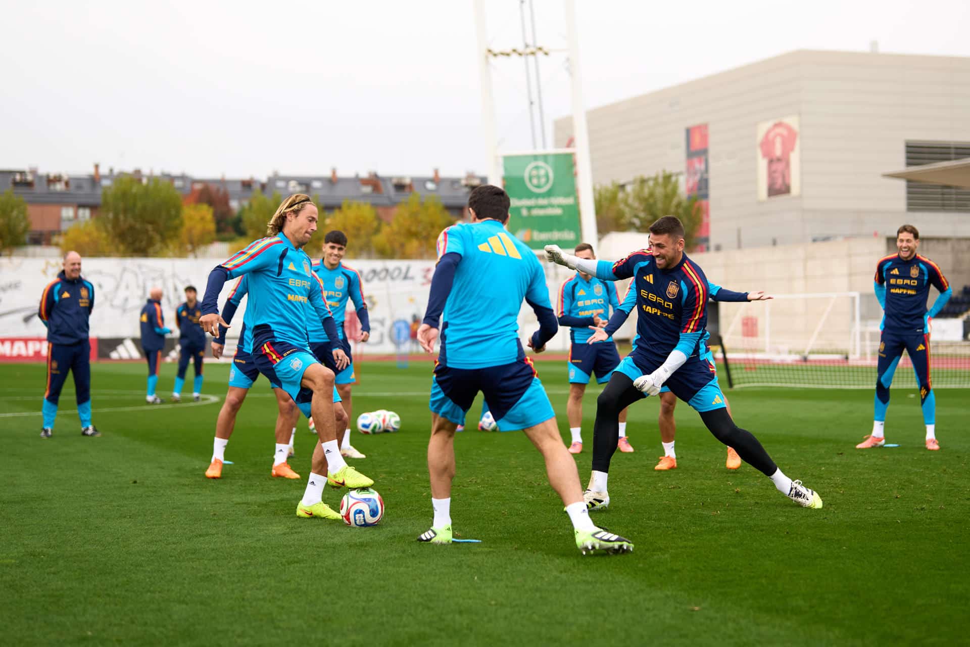 La selección española de fútbol entrena en la Ciudad del Fútbol de Las Rozas este jueves para preparar sus próximos partidos de clasificación para el Mundial 2026. EFE/ Ángel Martínez/RFEF *SOLO USO EDITORIAL*