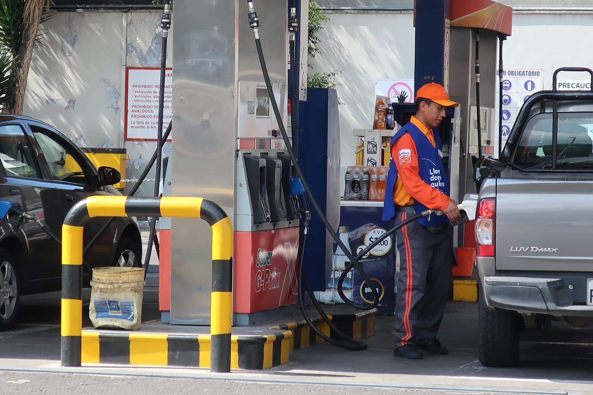 Un hombre trabaja en una estación de gasolina en Quito (Ecuador). EFE/ Kevin Vélez/Archivo