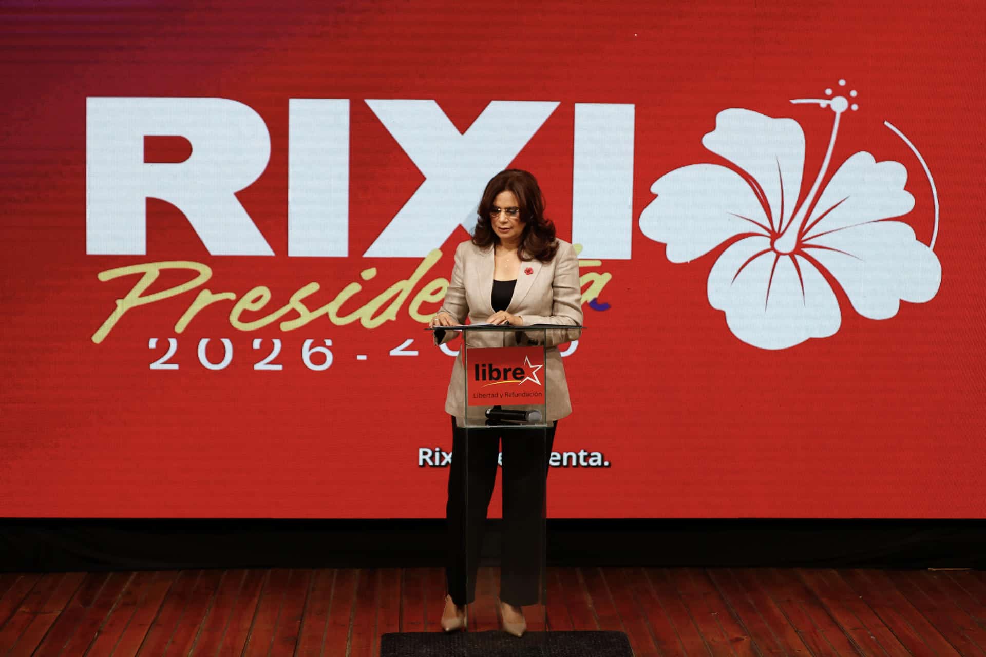 La candidata a la Presidencia de Honduras por el Partido Libertad y Refundación (Libre), Rixi Moncada, habla durante una rueda de prensa este sábado, en Tegucigalpa (Honduras). EFE/ Gustavo Amador