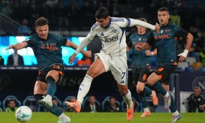 El jugador del Nápole Amir Rrahmani (L) y el del Como Alvaro Morata en acción durante el partido de la Serie A que han jugado SSC Napoli y Como 1907, en Nápoles, Italia. EFE/EPA/CESARE ABBATE