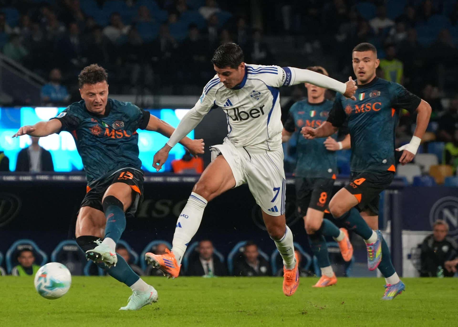 El jugador del Nápole Amir Rrahmani (L) y el del Como Alvaro Morata en acción durante el partido de la Serie A que han jugado SSC Napoli y Como 1907, en Nápoles, Italia. EFE/EPA/CESARE ABBATE