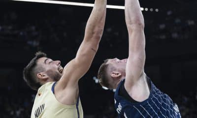 El Barça inauguró la segunda etapa de Xavi Pascual como entrenador azulgrana con una ajustada derrota en la pista del Anadolu Efes, en un duelo igualado que decidieron dos tiros libres de Isaia Cordinier en el último segundo (74-73) tras una falta muy discutida por los visitantes. EFE/EPA/TOLGA BOZOGLU