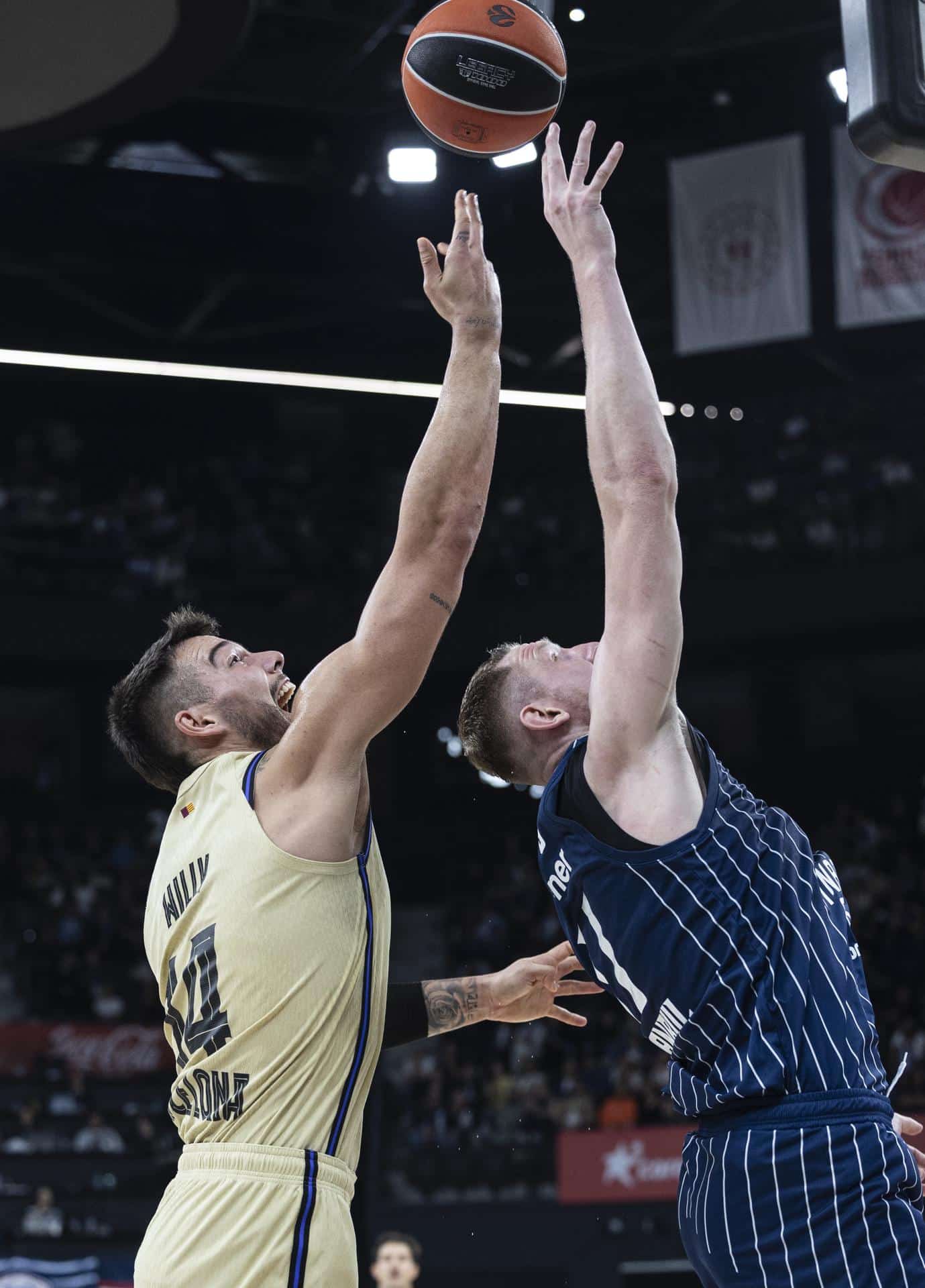 El Barça inauguró la segunda etapa de Xavi Pascual como entrenador azulgrana con una ajustada derrota en la pista del Anadolu Efes, en un duelo igualado que decidieron dos tiros libres de Isaia Cordinier en el último segundo (74-73) tras una falta muy discutida por los visitantes. EFE/EPA/TOLGA BOZOGLU
