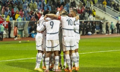 Los jugadores suizos celebran su primer gol (0-1) durante el partido de clasificación para el Mundial de 2026 contra Kosovo en el estadio Fadil Vokrri de Pristina. EFE/EPA/SALVATORE DI NOLFI
