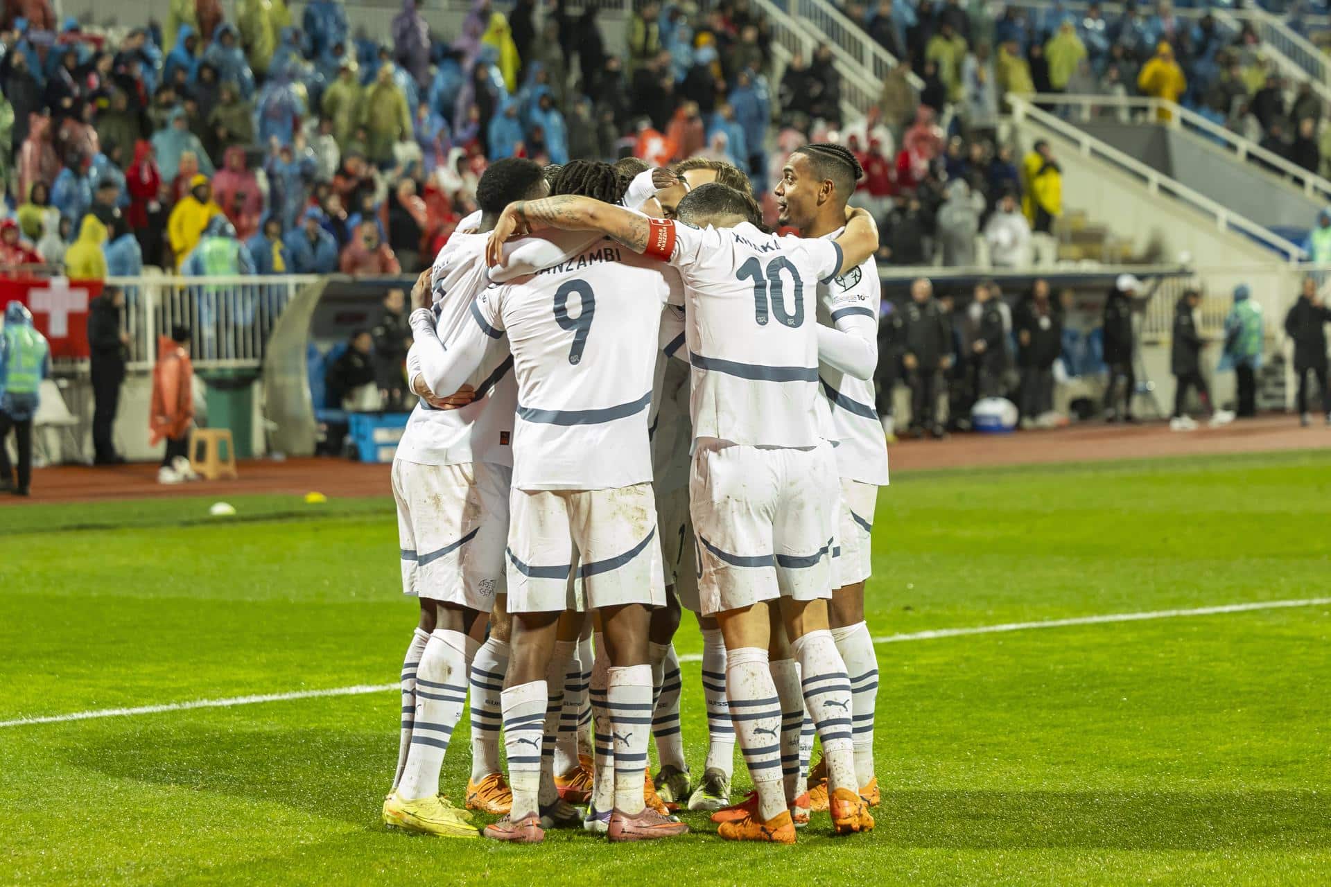 Los jugadores suizos celebran su primer gol (0-1) durante el partido de clasificación para el Mundial de 2026 contra Kosovo en el estadio Fadil Vokrri de Pristina. EFE/EPA/SALVATORE DI NOLFI