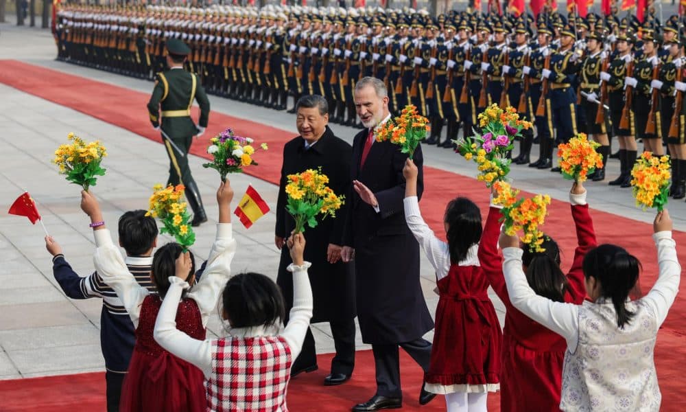 BEIJING (China), 12/11/2025.- Spain's King Felipe VI (C-R) and Chinese President Xi Jinping (C-L) attend a welcoming ceremony at the Great Hall of the People in Beijng, China, 12 November 2025. (España) EFE/EPA/Maxim Shemetov / POOL