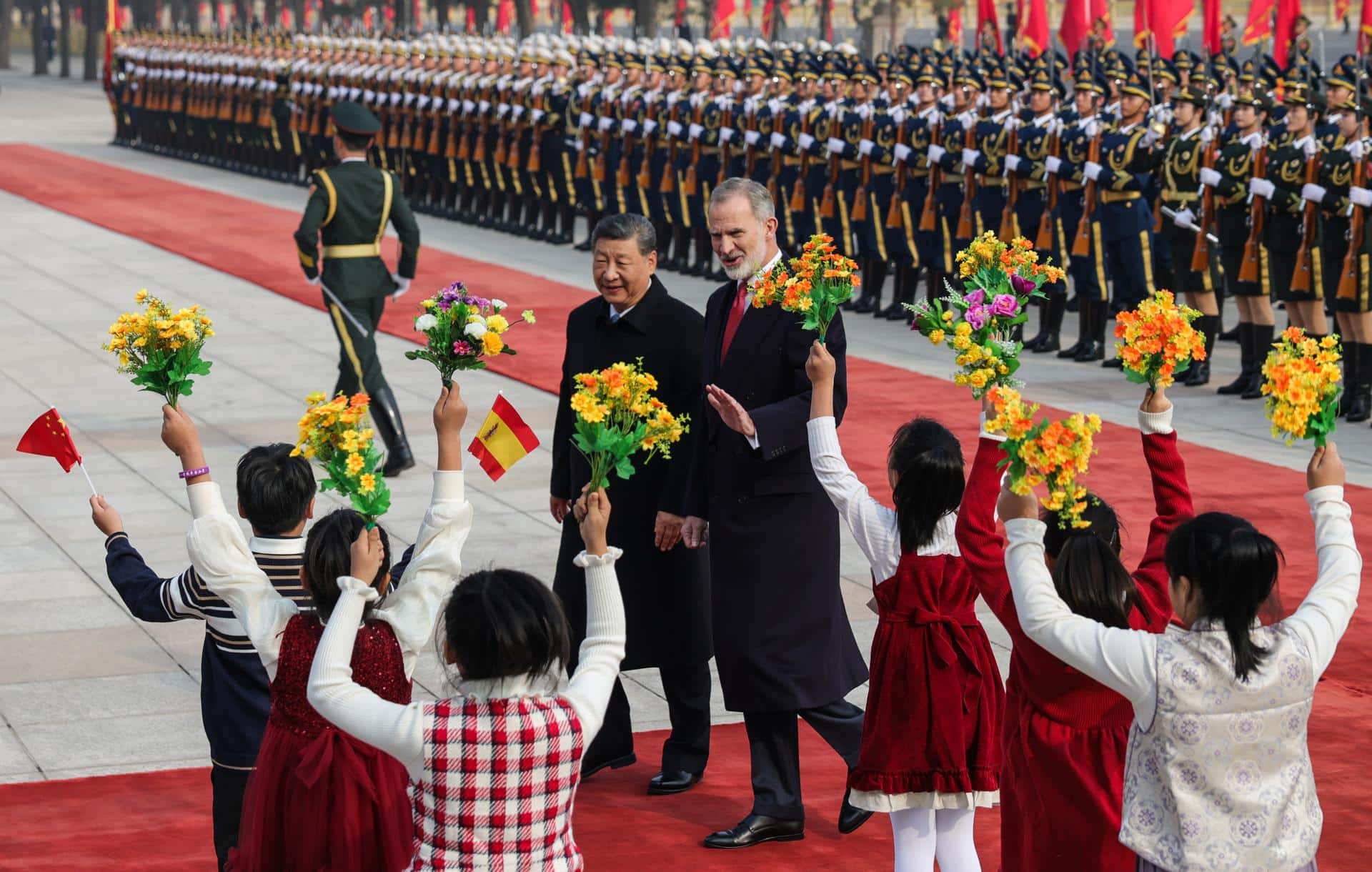 BEIJING (China), 12/11/2025.- Spain's King Felipe VI (C-R) and Chinese President Xi Jinping (C-L) attend a welcoming ceremony at the Great Hall of the People in Beijng, China, 12 November 2025. (España) EFE/EPA/Maxim Shemetov / POOL
