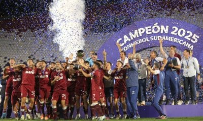 Lanús festeja con el trofeo de la Copa Sudamericana en Asunción (Paraguay). EFE/Juan Pablo Pino