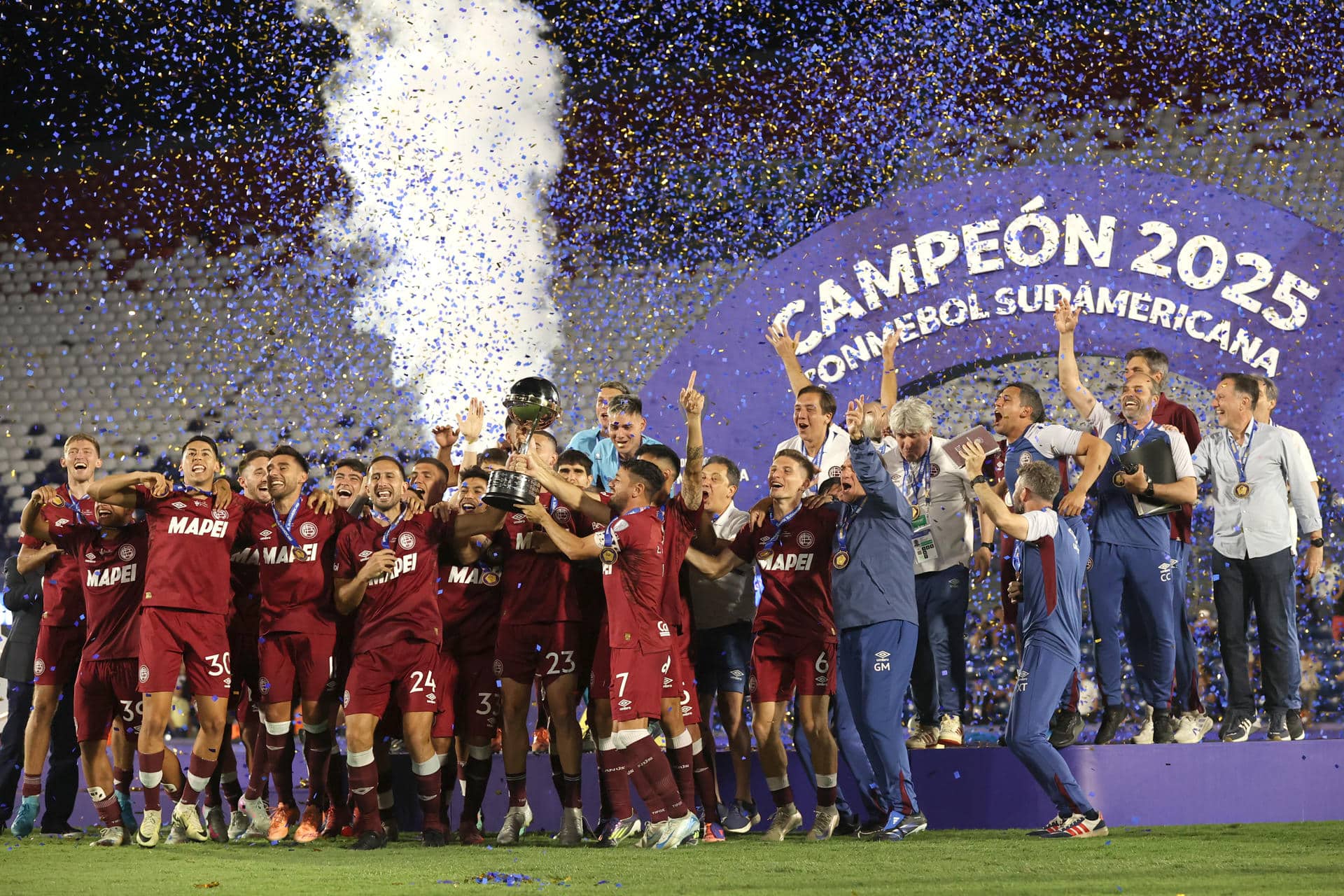 Lanús festeja con el trofeo de la Copa Sudamericana en Asunción (Paraguay). EFE/Juan Pablo Pino