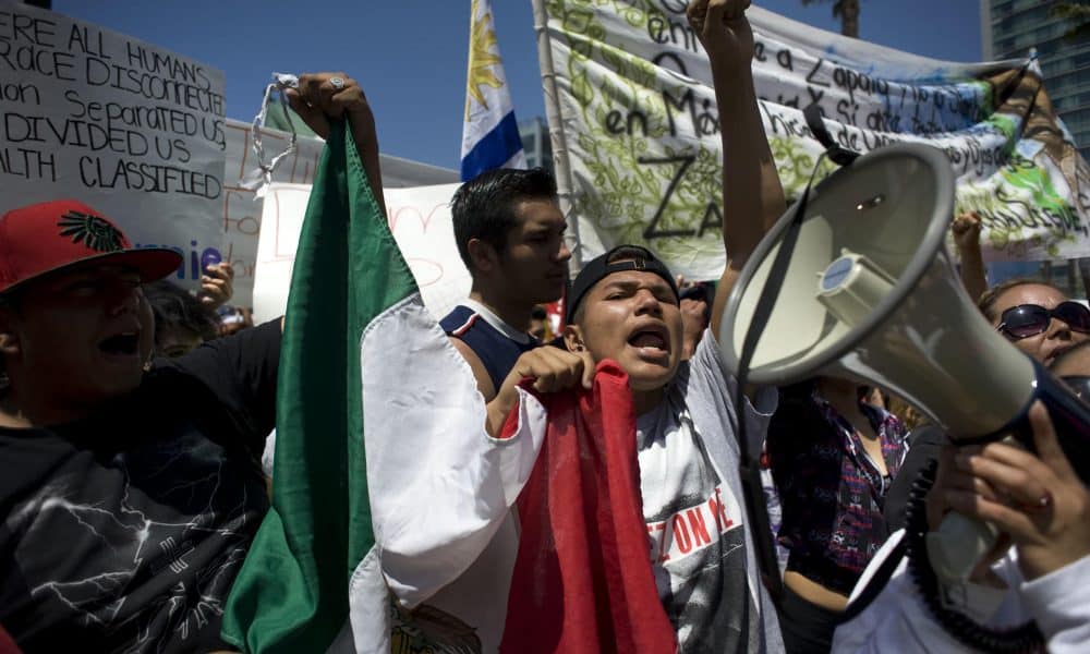 Activistas latinos se manifiestan contra el presidente Donald Trump, afuera del Centro de Convenciones de San Diego, California (EE.UU.). Imagen de archivo. EFE/David Maung