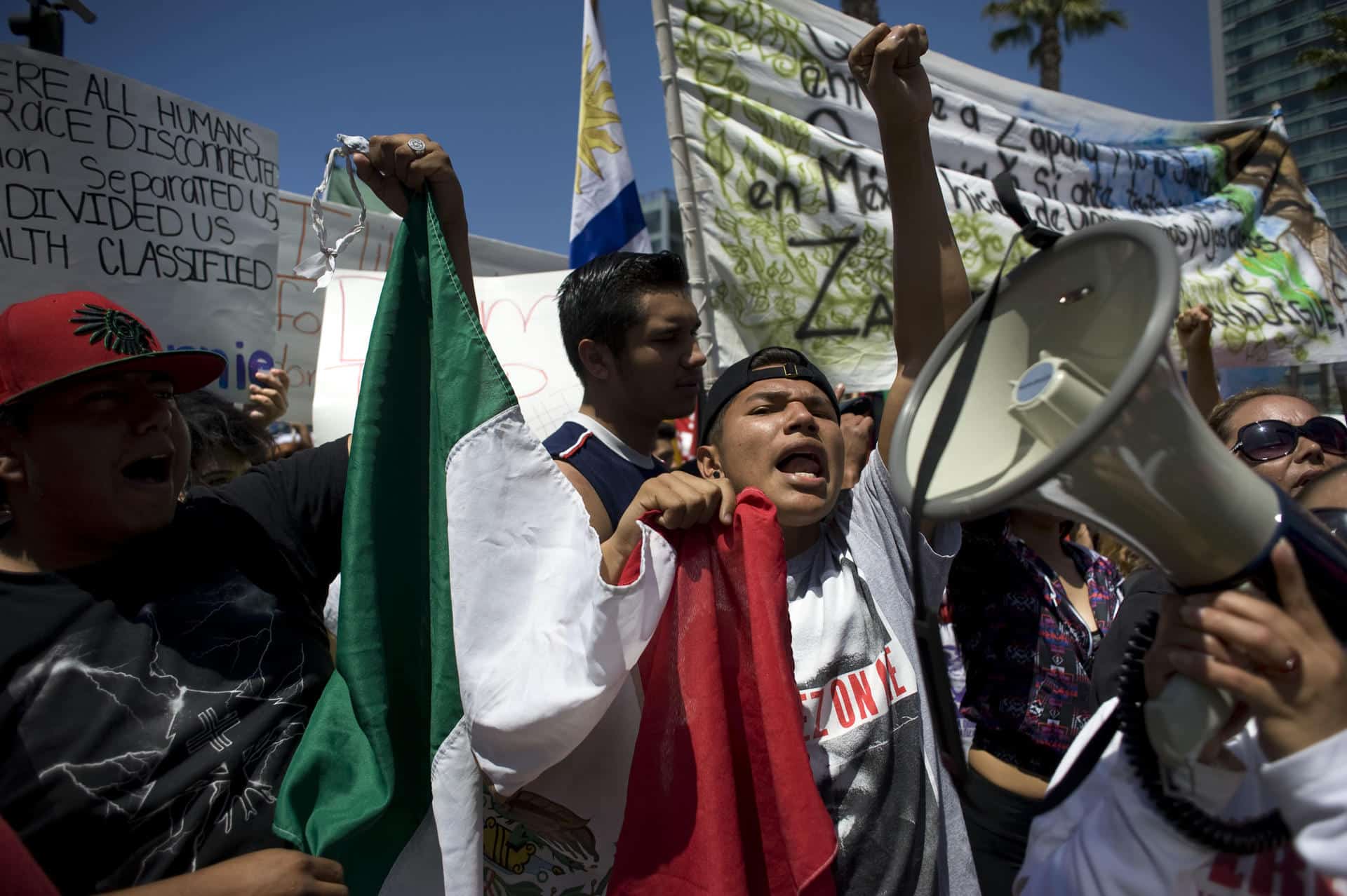 Activistas latinos se manifiestan contra el presidente Donald Trump, afuera del Centro de Convenciones de San Diego, California (EE.UU.). Imagen de archivo. EFE/David Maung