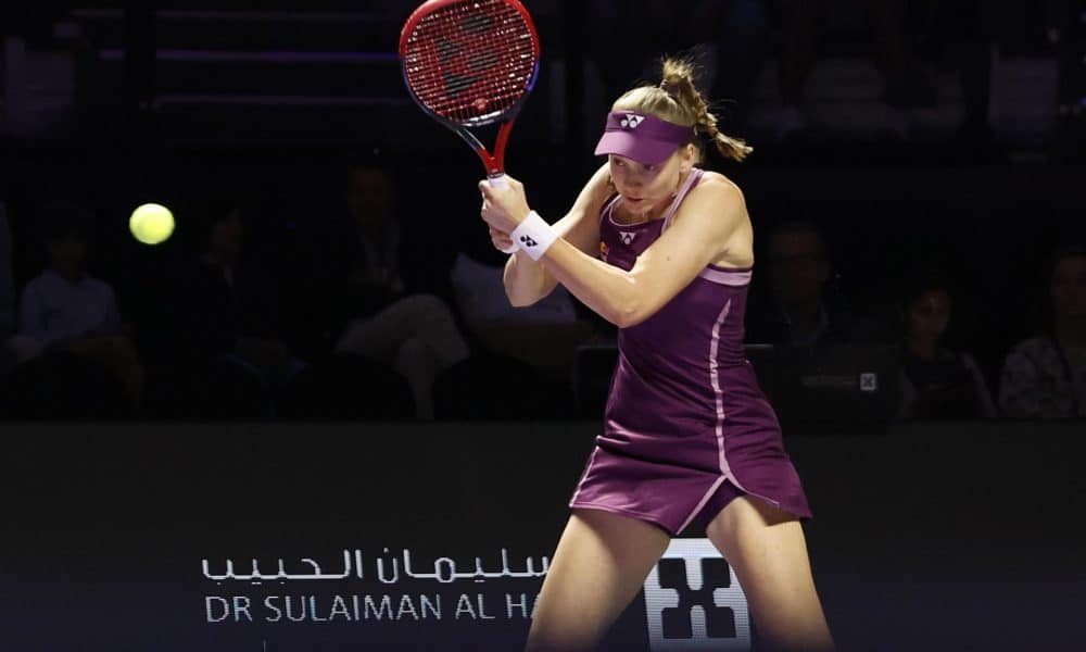 La kazaja Elena Rybakina en acción contra la estadounidense Jessica Pegula en las semifinales de las WTA Finals 2025 en Riyadh, Arabia Saudí. FE/EPA/STR