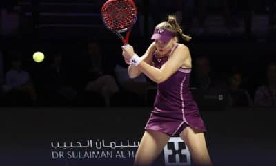 La kazaja Elena Rybakina en acción contra la estadounidense Jessica Pegula en las semifinales de las WTA Finals 2025 en Riyadh, Arabia Saudí. FE/EPA/STR
