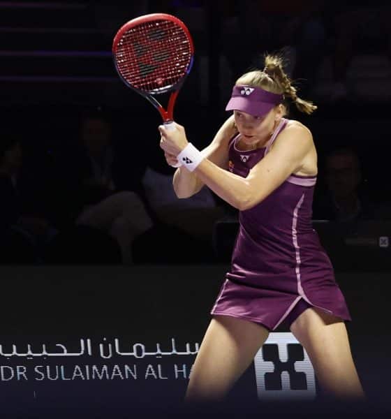 La kazaja Elena Rybakina en acción contra la estadounidense Jessica Pegula en las semifinales de las WTA Finals 2025 en Riyadh, Arabia Saudí. FE/EPA/STR