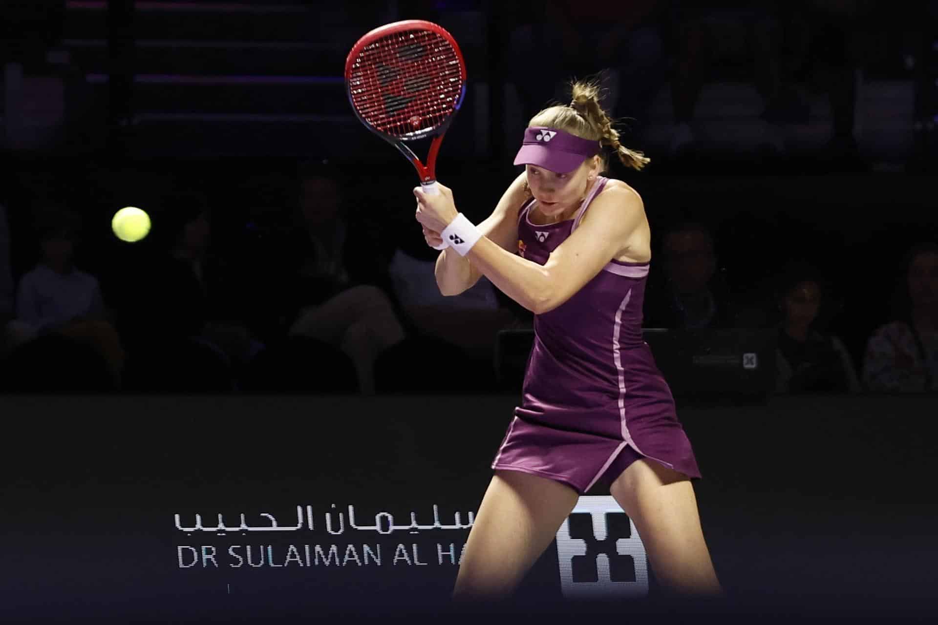La kazaja Elena Rybakina en acción contra la estadounidense Jessica Pegula en las semifinales de las WTA Finals 2025 en Riyadh, Arabia Saudí. FE/EPA/STR