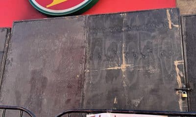 Fotografía de este domingo, donde se observa la fachada de una tienda comercial afectada por un incendio ocurrido el pasado sábado en la ciudad de Hermosillo, en Sonora (México). EFE/Daniel Sánchez