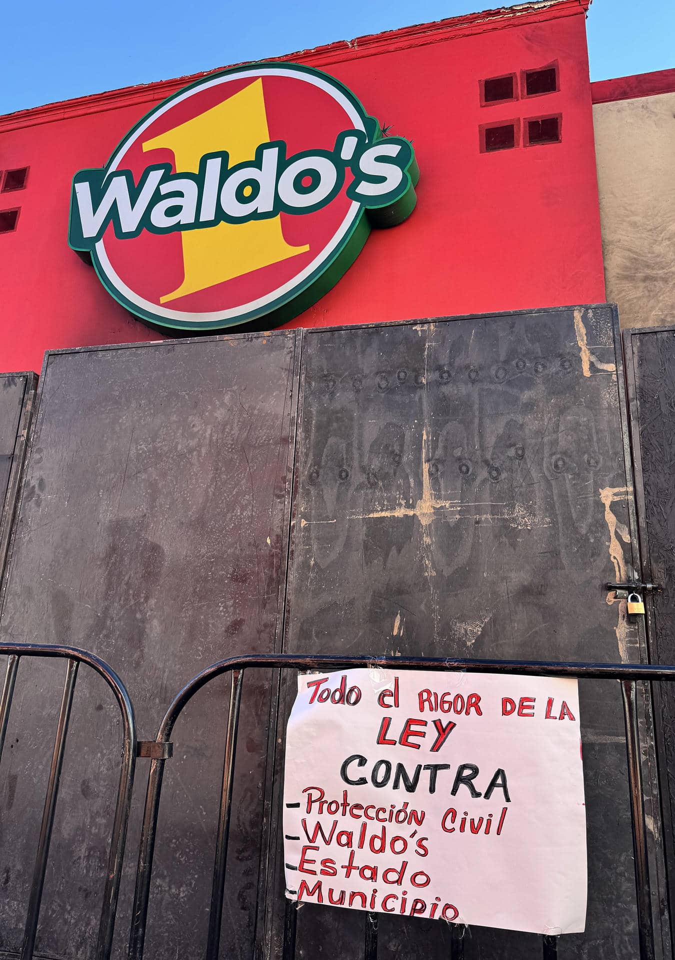 Fotografía de este domingo, donde se observa la fachada de una tienda comercial afectada por un incendio ocurrido el pasado sábado en la ciudad de Hermosillo, en Sonora (México). EFE/Daniel Sánchez