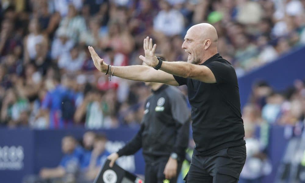El entrenador del Levante Julián Calero, en el Ciutat de València.- EFE/ Manuel Bruque